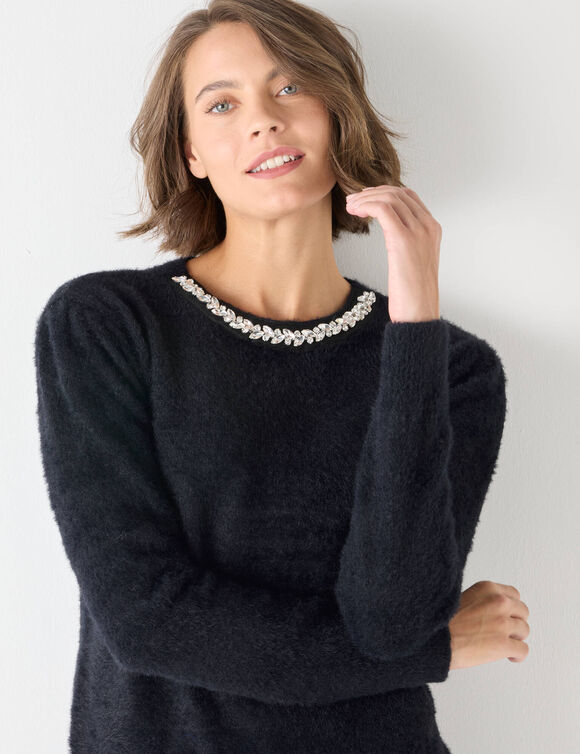 Pull maille poilue décolleté strass (noir) Pull maille poilue décolleté strass (noir)